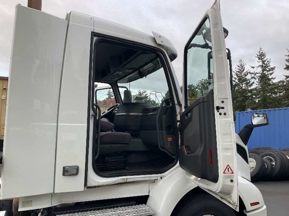 Day Cab Tractor-Heavy Duty Tractors-Volvo-2021-VNR84300-Sumner-WA-467,133\n\t\tmiles-$ 82,500 - Image 12