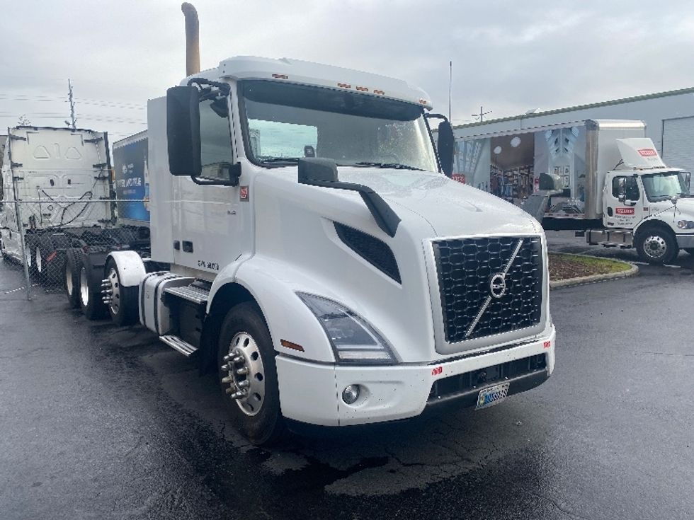 Day Cab Tractor-Heavy Duty Tractors-Volvo-2021-VNR84300-Sumner-WA-477,776\n\t\tmiles-$ 80,750 - Image 1