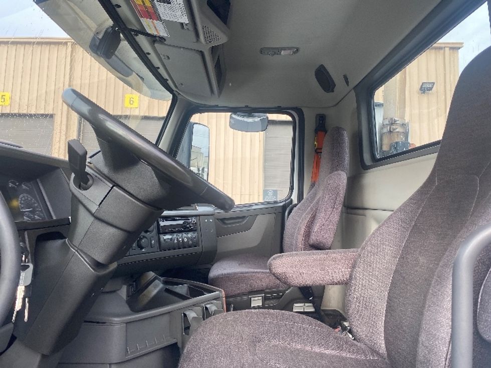 Day Cab Tractor-Heavy Duty Tractors-Volvo-2021-VNR84300-Sumner-WA-477,776\n\t\tmiles-$ 80,750 - Image 10