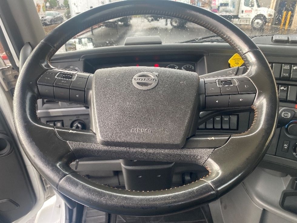 Day Cab Tractor-Heavy Duty Tractors-Volvo-2021-VNR84300-Sumner-WA-477,776\n\t\tmiles-$ 80,750 - Image 11