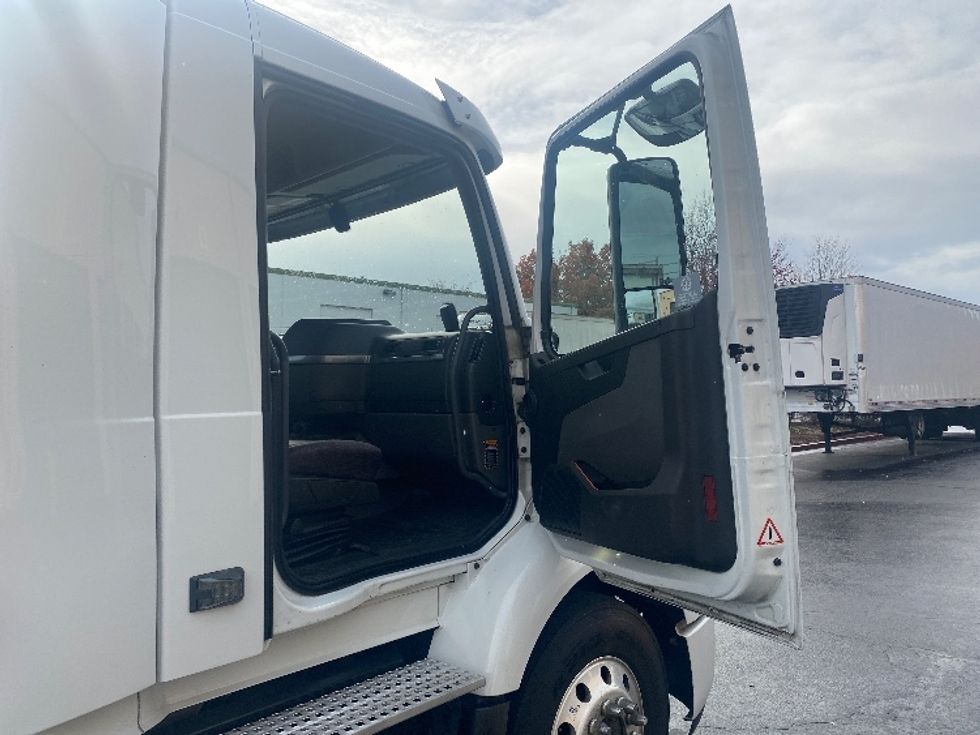 Day Cab Tractor-Heavy Duty Tractors-Volvo-2021-VNR84300-Sumner-WA-477,776\n\t\tmiles-$ 80,750 - Image 12