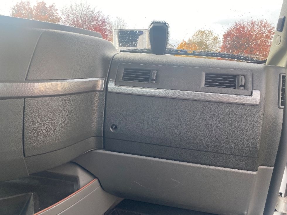 Day Cab Tractor-Heavy Duty Tractors-Volvo-2021-VNR84300-Sumner-WA-477,776\n\t\tmiles-$ 80,750 - Image 13