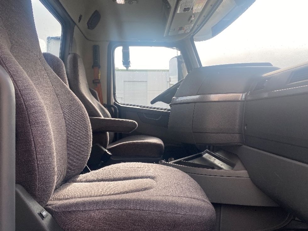 Day Cab Tractor-Heavy Duty Tractors-Volvo-2021-VNR84300-Sumner-WA-477,776\n\t\tmiles-$ 80,750 - Image 14