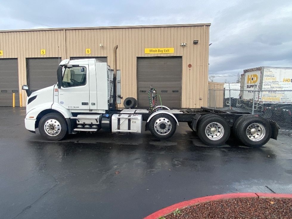 Day Cab Tractor-Heavy Duty Tractors-Volvo-2021-VNR84300-Sumner-WA-477,776\n\t\tmiles-$ 80,750 - Image 4