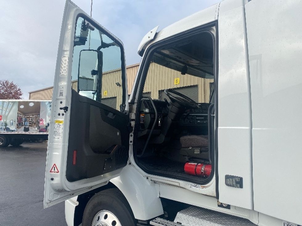 Day Cab Tractor-Heavy Duty Tractors-Volvo-2021-VNR84300-Sumner-WA-477,776\n\t\tmiles-$ 80,750 - Image 9