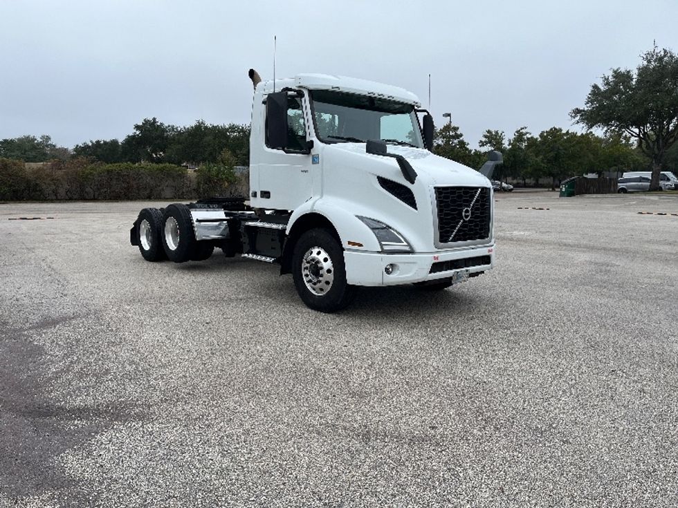 Day Cab Tractor-Heavy Duty Tractors-Volvo-2022-VNL62300-Tampa-FL-676,873\n\t\tmiles-$ 26,000 - Image 1