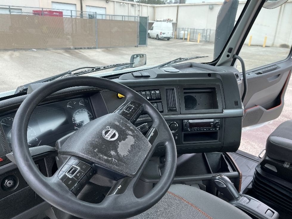 Day Cab Tractor-Heavy Duty Tractors-Volvo-2022-VNL62300-Tampa-FL-676,873\n\t\tmiles-$ 26,000 - Image 10