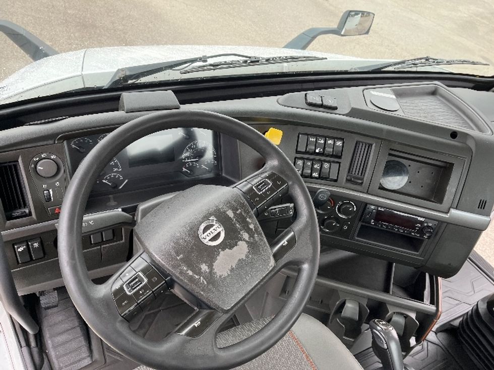 Day Cab Tractor-Heavy Duty Tractors-Volvo-2022-VNL62300-Tampa-FL-676,873\n\t\tmiles-$ 26,000 - Image 11