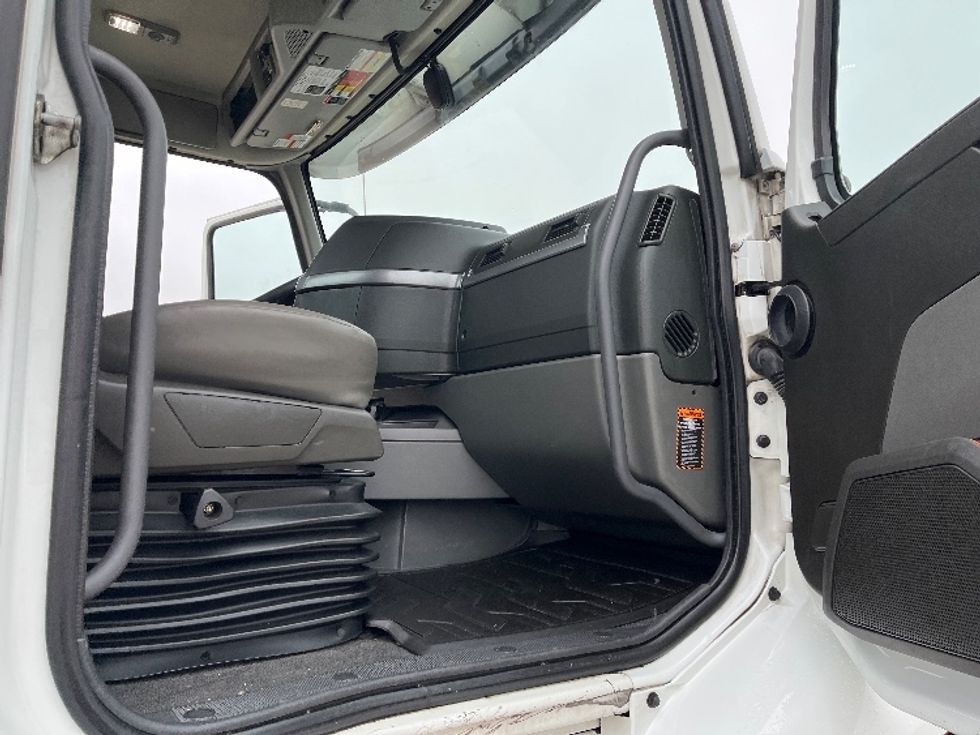 Day Cab Tractor-Heavy Duty Tractors-Volvo-2022-VNL62300-Tampa-FL-676,873\n\t\tmiles-$ 26,000 - Image 12