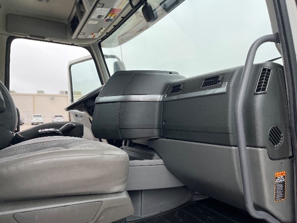 Day Cab Tractor-Heavy Duty Tractors-Volvo-2022-VNL62300-Tampa-FL-676,873\n\t\tmiles-$ 26,000 - Image 13