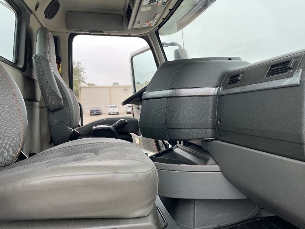 Day Cab Tractor-Heavy Duty Tractors-Volvo-2022-VNL62300-Tampa-FL-676,873\n\t\tmiles-$ 26,000 - Image 14