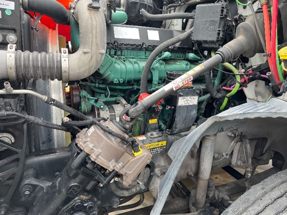 Day Cab Tractor-Heavy Duty Tractors-Volvo-2022-VNL62300-Tampa-FL-676,873\n\t\tmiles-$ 26,000 - Image 16