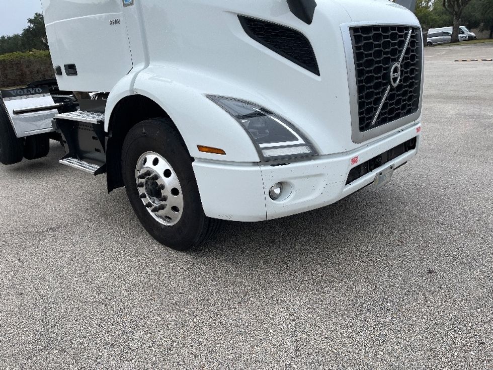 Day Cab Tractor-Heavy Duty Tractors-Volvo-2022-VNL62300-Tampa-FL-676,873\n\t\tmiles-$ 26,000 - Image 19