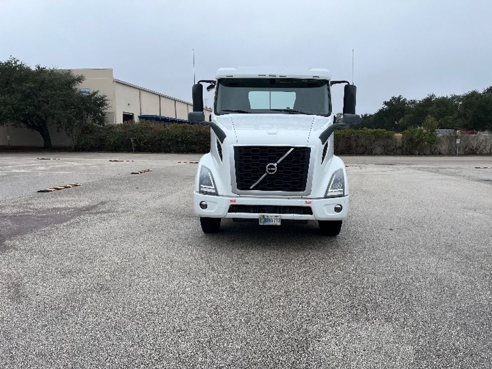 Day Cab Tractor-Heavy Duty Tractors-Volvo-2022-VNL62300-Tampa-FL-676,873\n\t\tmiles-$ 26,000 - Image 2