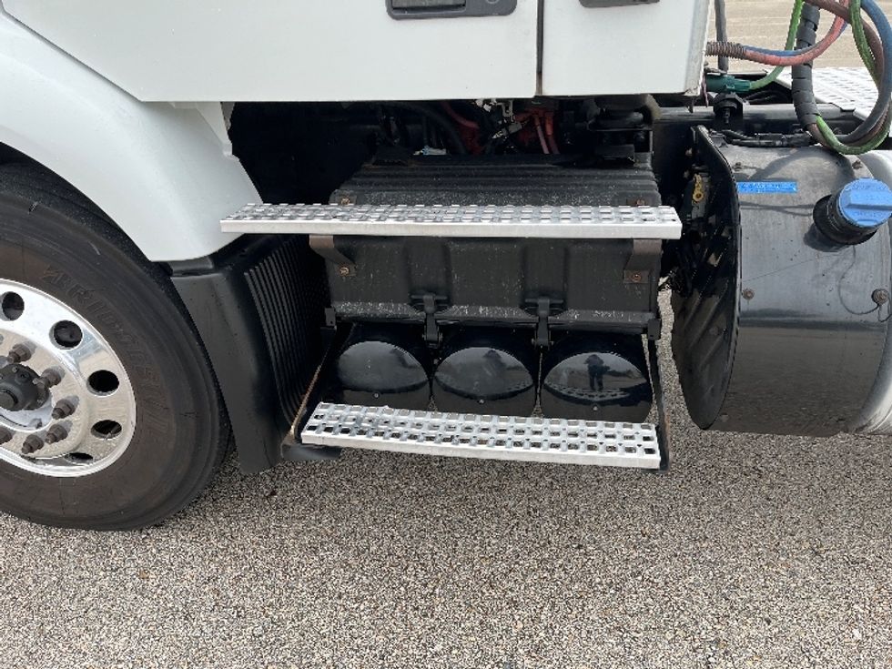 Day Cab Tractor-Heavy Duty Tractors-Volvo-2022-VNL62300-Tampa-FL-676,873\n\t\tmiles-$ 26,000 - Image 22