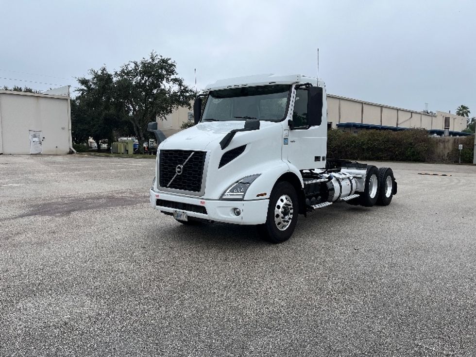 Day Cab Tractor-Heavy Duty Tractors-Volvo-2022-VNL62300-Tampa-FL-676,873\n\t\tmiles-$ 26,000 - Image 3