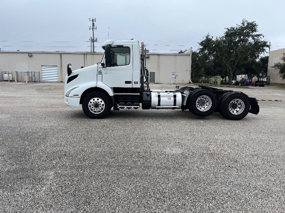 Day Cab Tractor-Heavy Duty Tractors-Volvo-2022-VNL62300-Tampa-FL-676,873\n\t\tmiles-$ 26,000 - Image 4