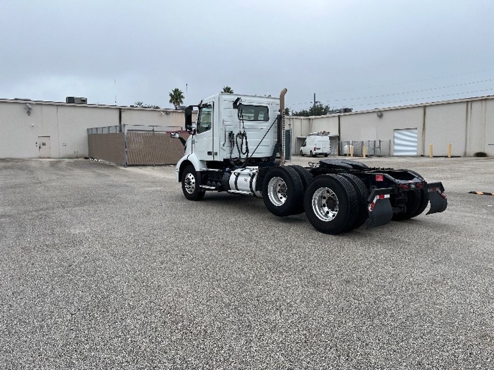 Day Cab Tractor-Heavy Duty Tractors-Volvo-2022-VNL62300-Tampa-FL-676,873\n\t\tmiles-$ 26,000 - Image 5