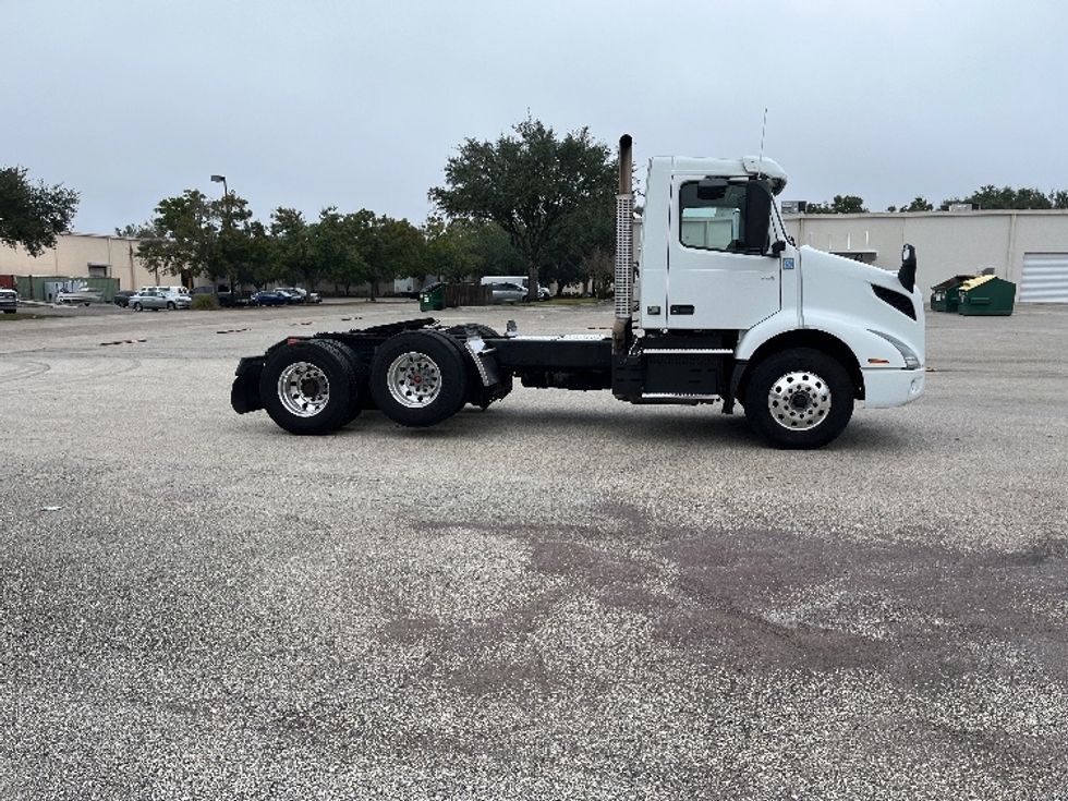 Day Cab Tractor-Heavy Duty Tractors-Volvo-2022-VNL62300-Tampa-FL-676,873\n\t\tmiles-$ 26,000 - Image 8