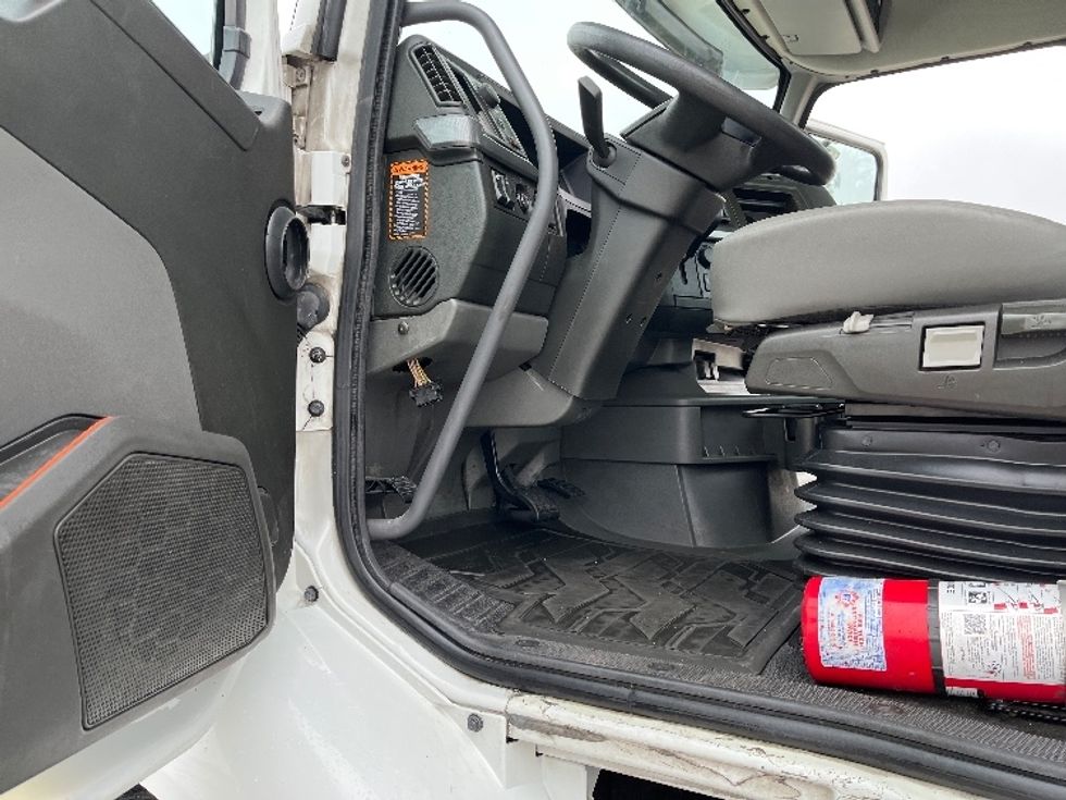 Day Cab Tractor-Heavy Duty Tractors-Volvo-2022-VNL62300-Tampa-FL-676,873\n\t\tmiles-$ 26,000 - Image 9