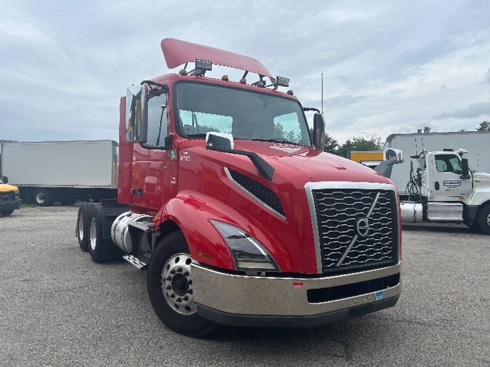 Day Cab Tractor-Heavy Duty Tractors-Volvo-2022-VNL64T300-Auburn-MA-277,669\n\t\tmiles-$ 62,750 - Image 1