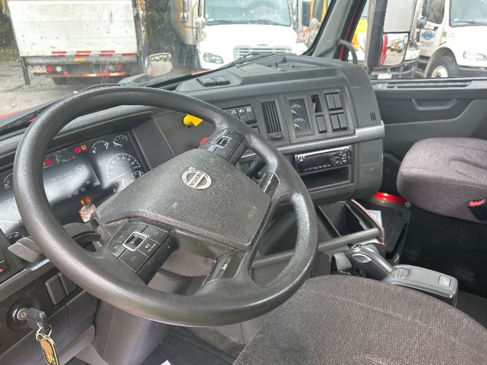Day Cab Tractor-Heavy Duty Tractors-Volvo-2022-VNL64T300-Auburn-MA-277,669\n\t\tmiles-$ 62,750 - Image 10