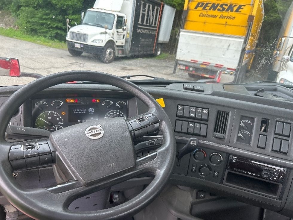 Day Cab Tractor-Heavy Duty Tractors-Volvo-2022-VNL64T300-Auburn-MA-277,669\n\t\tmiles-$ 62,750 - Image 11