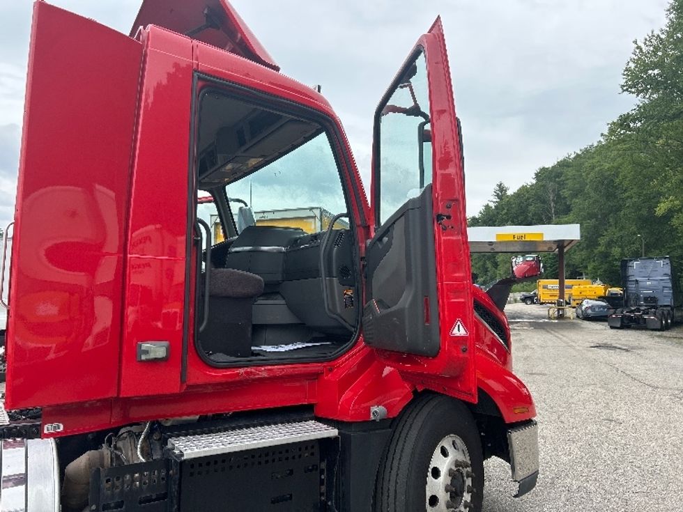 Day Cab Tractor-Heavy Duty Tractors-Volvo-2022-VNL64T300-Auburn-MA-277,669\n\t\tmiles-$ 62,750 - Image 12