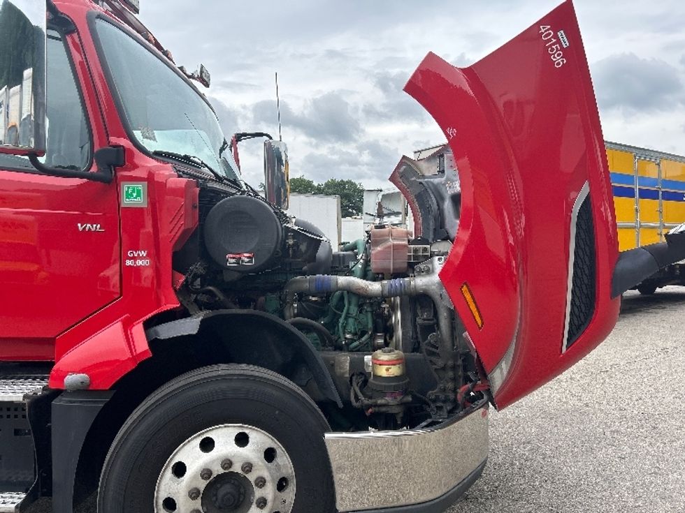 Day Cab Tractor-Heavy Duty Tractors-Volvo-2022-VNL64T300-Auburn-MA-277,669\n\t\tmiles-$ 62,750 - Image 15