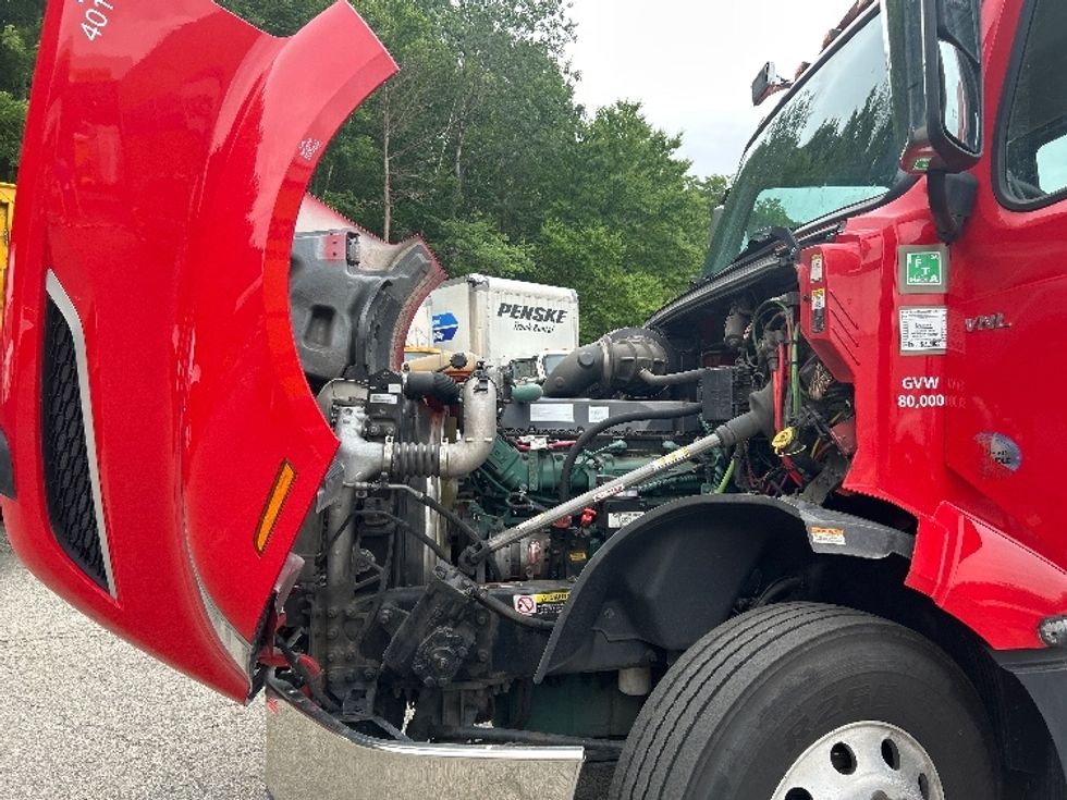 Day Cab Tractor-Heavy Duty Tractors-Volvo-2022-VNL64T300-Auburn-MA-277,669\n\t\tmiles-$ 62,750 - Image 16