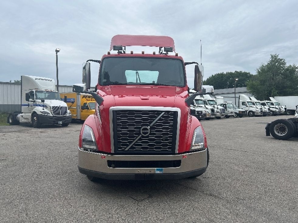 Day Cab Tractor-Heavy Duty Tractors-Volvo-2022-VNL64T300-Auburn-MA-277,669\n\t\tmiles-$ 62,750 - Image 2