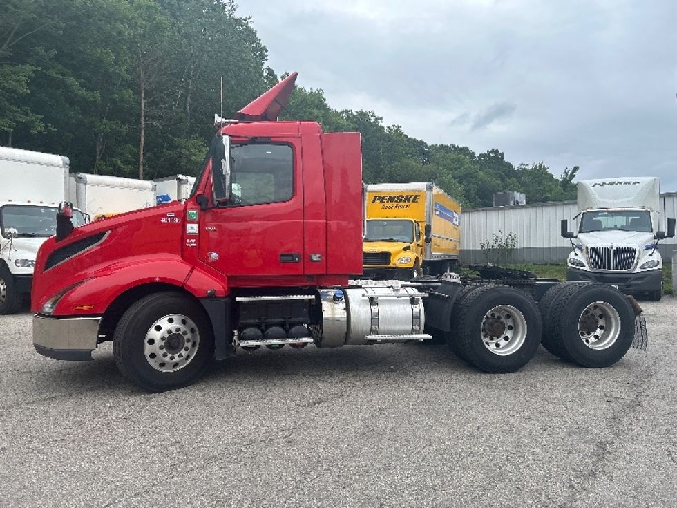 Day Cab Tractor-Heavy Duty Tractors-Volvo-2022-VNL64T300-Auburn-MA-277,669\n\t\tmiles-$ 62,750 - Image 4