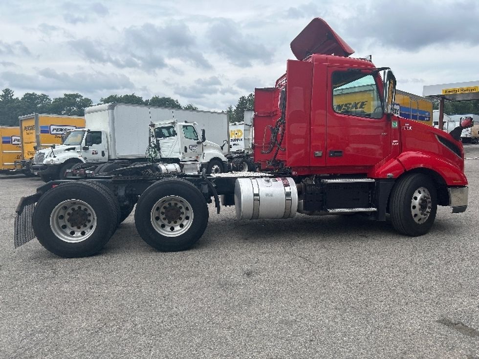 Day Cab Tractor-Heavy Duty Tractors-Volvo-2022-VNL64T300-Auburn-MA-277,669\n\t\tmiles-$ 62,750 - Image 8