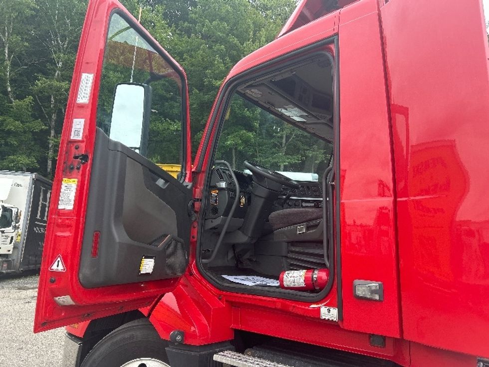 Day Cab Tractor-Heavy Duty Tractors-Volvo-2022-VNL64T300-Auburn-MA-277,669\n\t\tmiles-$ 62,750 - Image 9