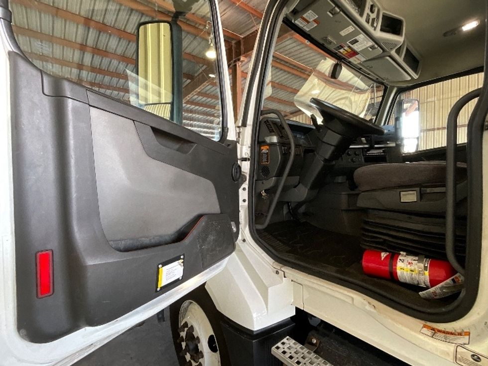 Day Cab Tractor-Heavy Duty Tractors-Volvo-2022-VNL64T300-Coxsackie-NY-596,123\n\t\tmiles-$ 36,250 - Image 10