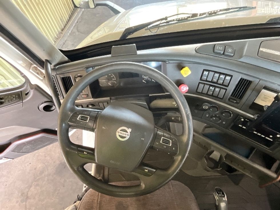 Day Cab Tractor-Heavy Duty Tractors-Volvo-2022-VNL64T300-Coxsackie-NY-596,123\n\t\tmiles-$ 36,250 - Image 11