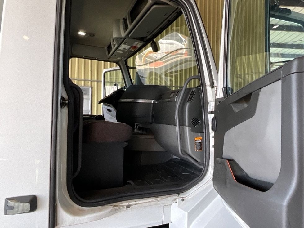 Day Cab Tractor-Heavy Duty Tractors-Volvo-2022-VNL64T300-Coxsackie-NY-596,123\n\t\tmiles-$ 36,250 - Image 12