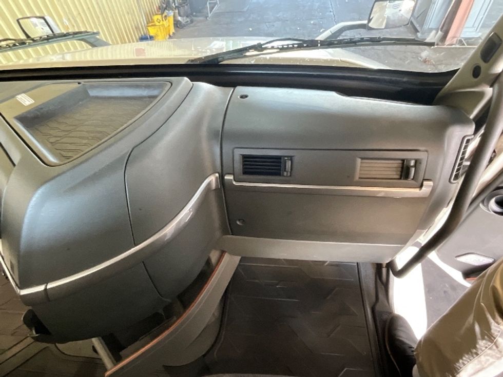 Day Cab Tractor-Heavy Duty Tractors-Volvo-2022-VNL64T300-Coxsackie-NY-596,123\n\t\tmiles-$ 36,250 - Image 13