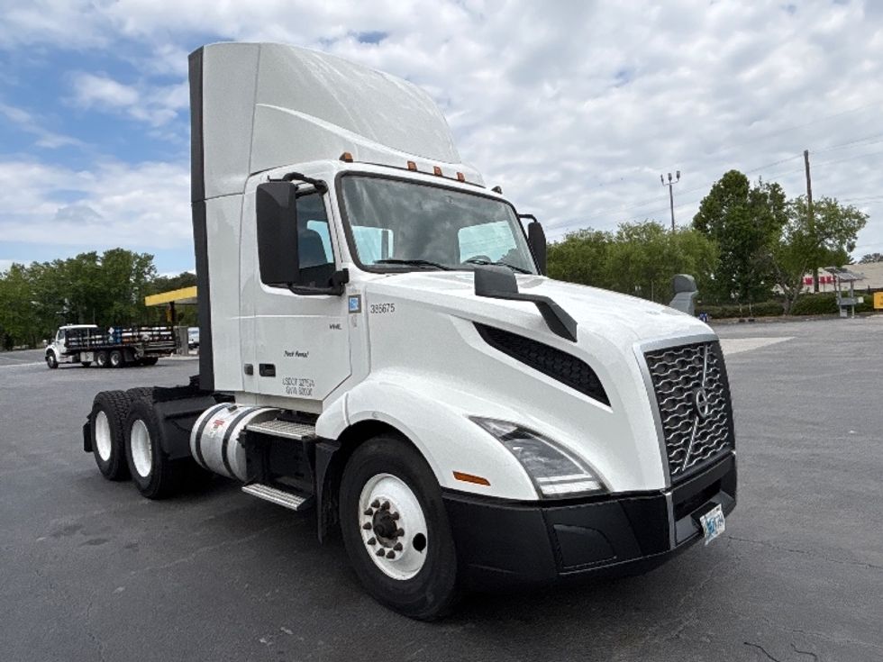 Day Cab Tractor-Heavy Duty Tractors-Volvo-2022-VNL64T300-Forest Park-GA-549,346\n\t\tmiles-$ 47,750 - Image 1