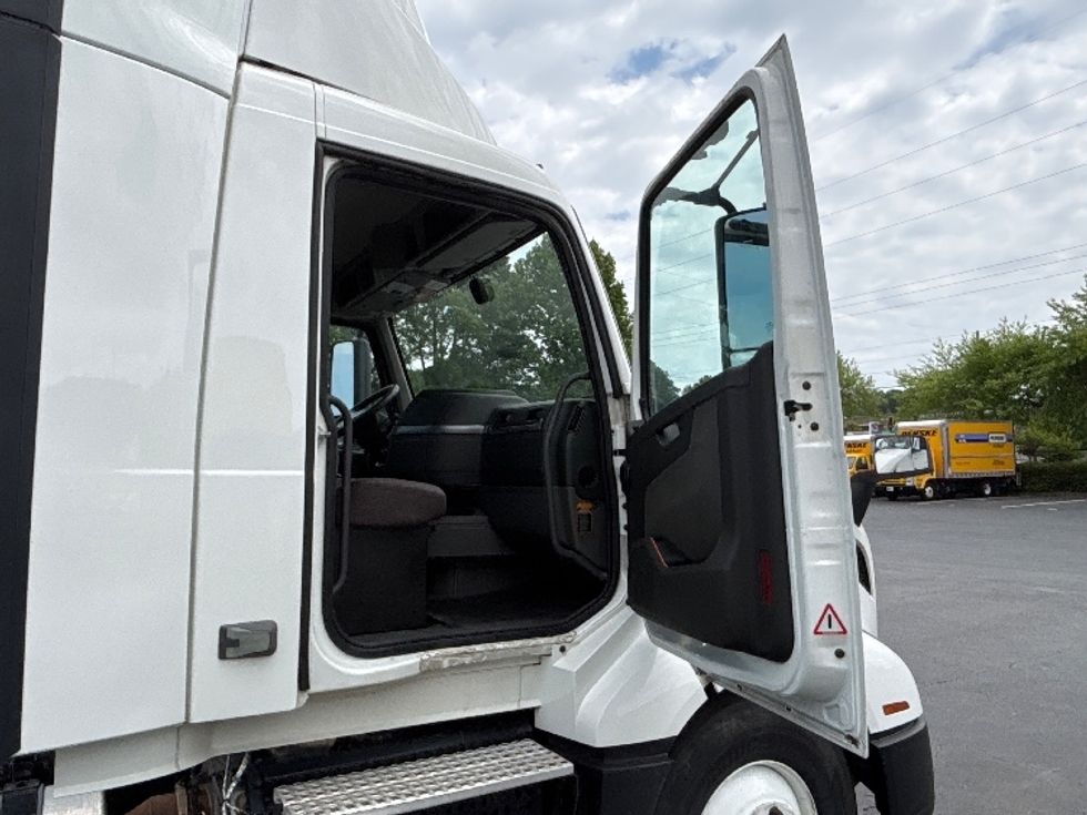 Day Cab Tractor-Heavy Duty Tractors-Volvo-2022-VNL64T300-Forest Park-GA-549,346\n\t\tmiles-$ 47,750 - Image 19