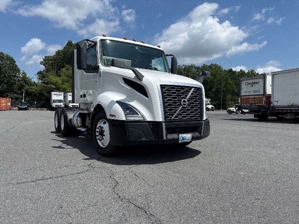 Day Cab Tractor-Heavy Duty Tractors-Volvo-2022-VNL64T300-Little Rock-AR-208,153\n\t\tmiles-$ 76,000 - Image 1