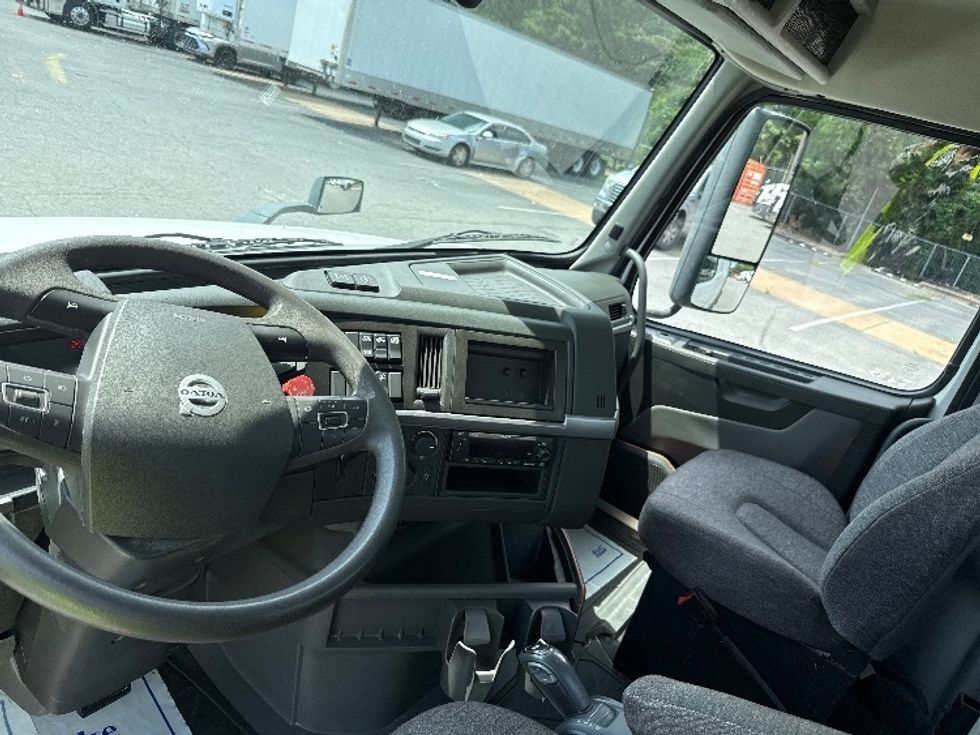Day Cab Tractor-Heavy Duty Tractors-Volvo-2022-VNL64T300-Little Rock-AR-208,153\n\t\tmiles-$ 76,000 - Image 10