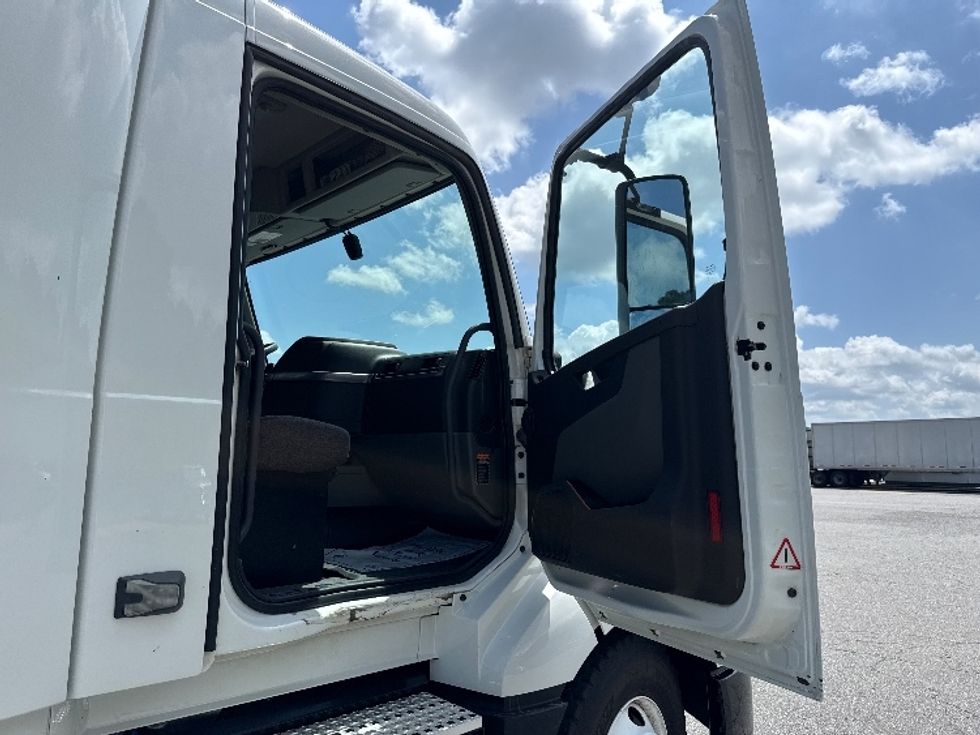 Day Cab Tractor-Heavy Duty Tractors-Volvo-2022-VNL64T300-Little Rock-AR-208,153\n\t\tmiles-$ 76,000 - Image 12