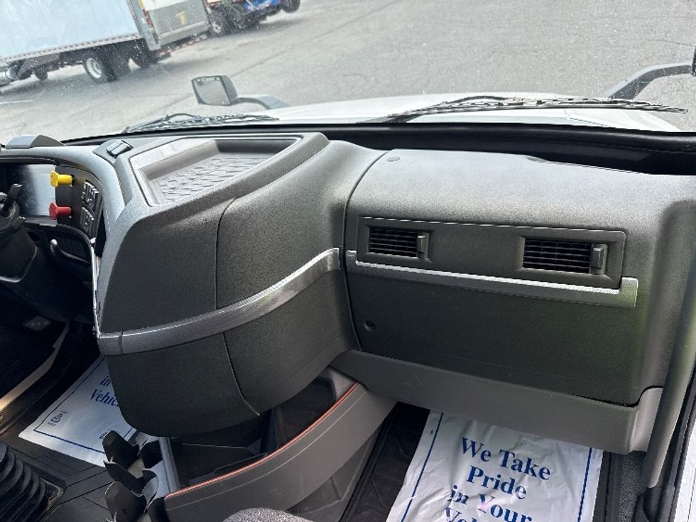 Day Cab Tractor-Heavy Duty Tractors-Volvo-2022-VNL64T300-Little Rock-AR-208,153\n\t\tmiles-$ 76,000 - Image 13