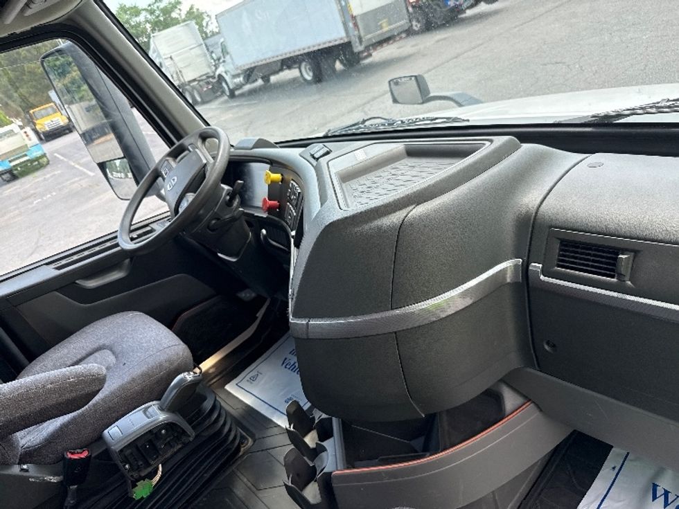 Day Cab Tractor-Heavy Duty Tractors-Volvo-2022-VNL64T300-Little Rock-AR-208,153\n\t\tmiles-$ 76,000 - Image 14