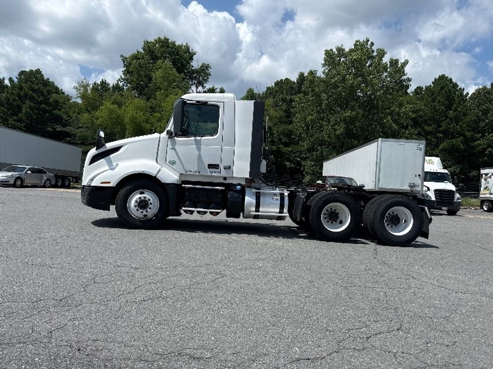 Day Cab Tractor-Heavy Duty Tractors-Volvo-2022-VNL64T300-Little Rock-AR-208,153\n\t\tmiles-$ 76,000 - Image 4