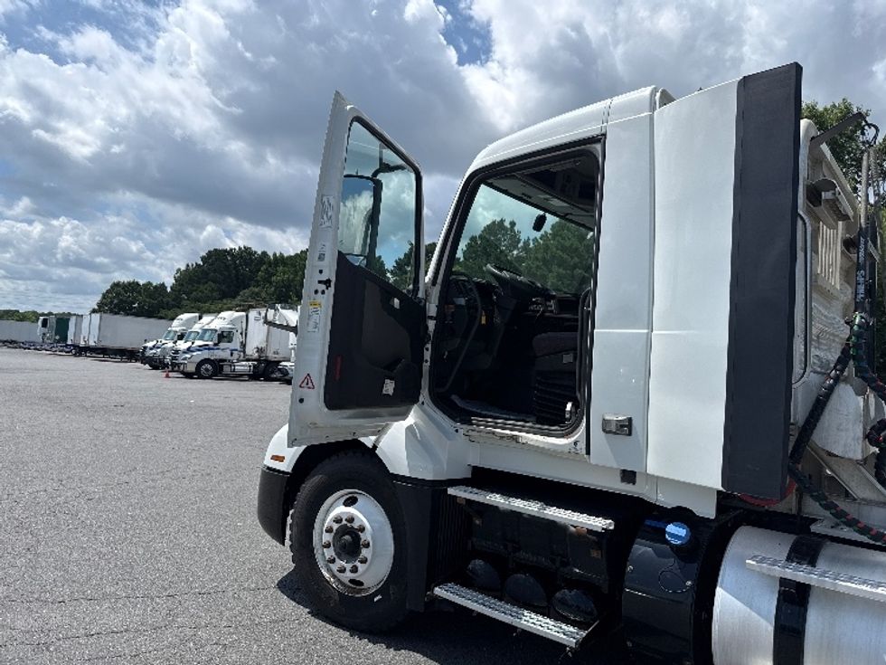 Day Cab Tractor-Heavy Duty Tractors-Volvo-2022-VNL64T300-Little Rock-AR-208,153\n\t\tmiles-$ 76,000 - Image 9