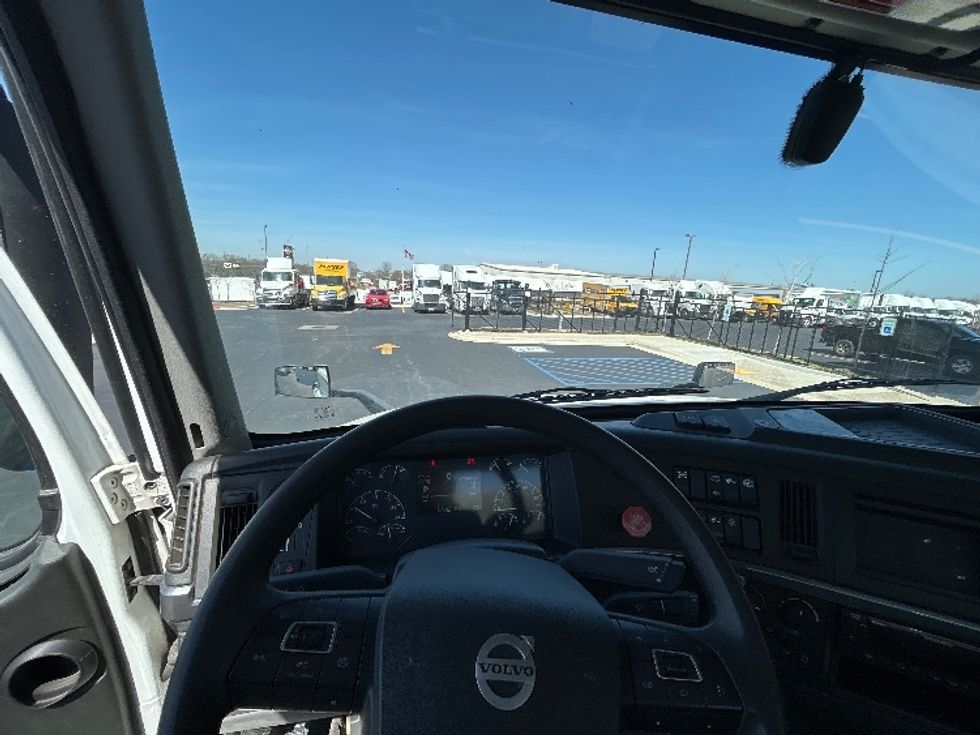 Day Cab Tractor-Heavy Duty Tractors-Volvo-2022-VNL64T300-Lowell-AR-187,338\n\t\tmiles-$ 78,750 - Image 11