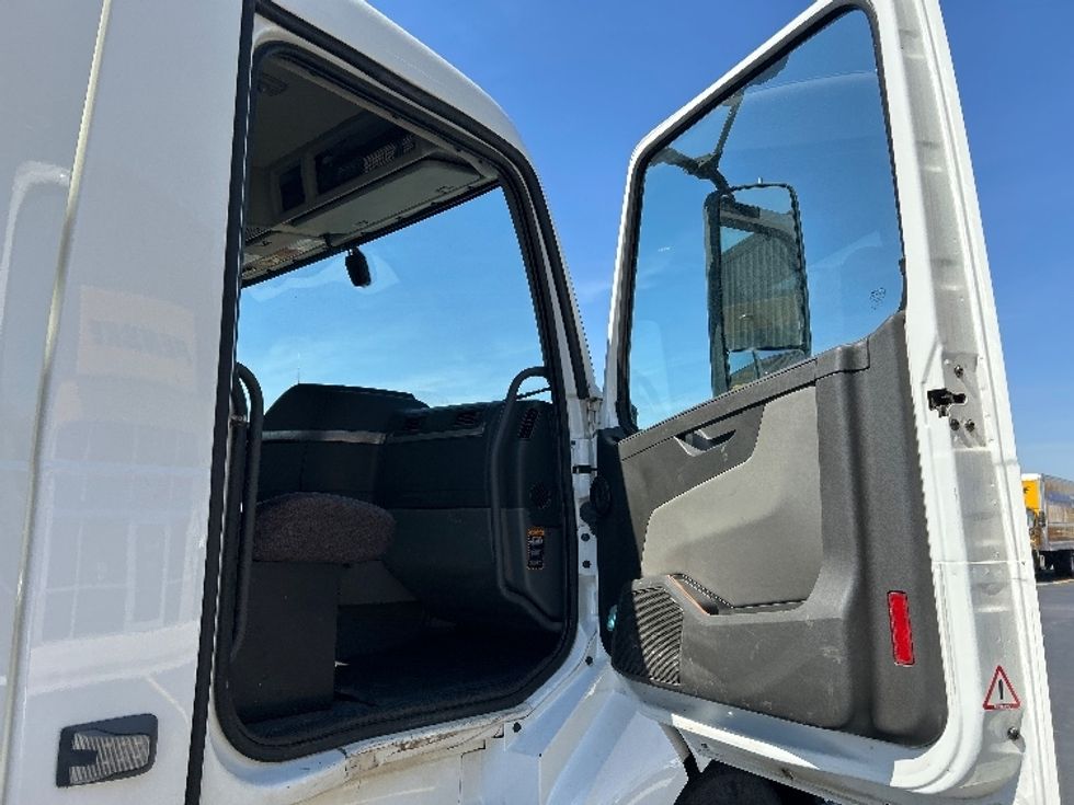 Day Cab Tractor-Heavy Duty Tractors-Volvo-2022-VNL64T300-Lowell-AR-187,338\n\t\tmiles-$ 78,750 - Image 12