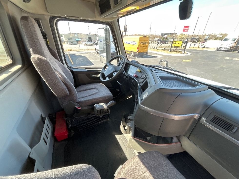 Day Cab Tractor-Heavy Duty Tractors-Volvo-2022-VNL64T300-Lowell-AR-187,338\n\t\tmiles-$ 78,750 - Image 14